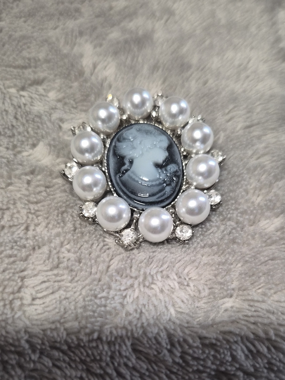 Vintage-Style Pearl Cameo Brooch in White and Silver